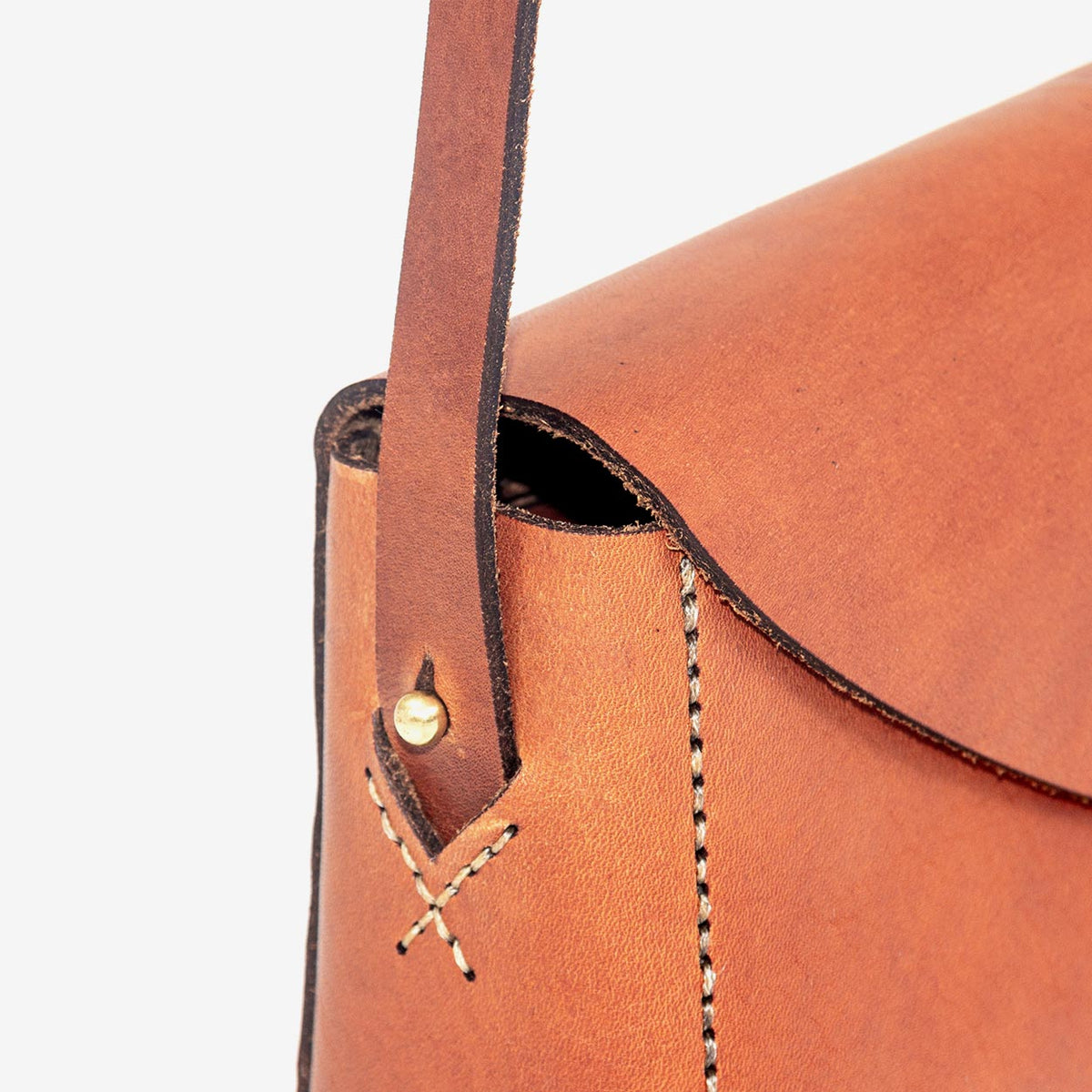 https://cdn.shopify.com/s/files/1/0746/9767/0945/products/the-loyal-workshop-ethical-leather-Dorthy-mini-08.jpg?v=1683082955