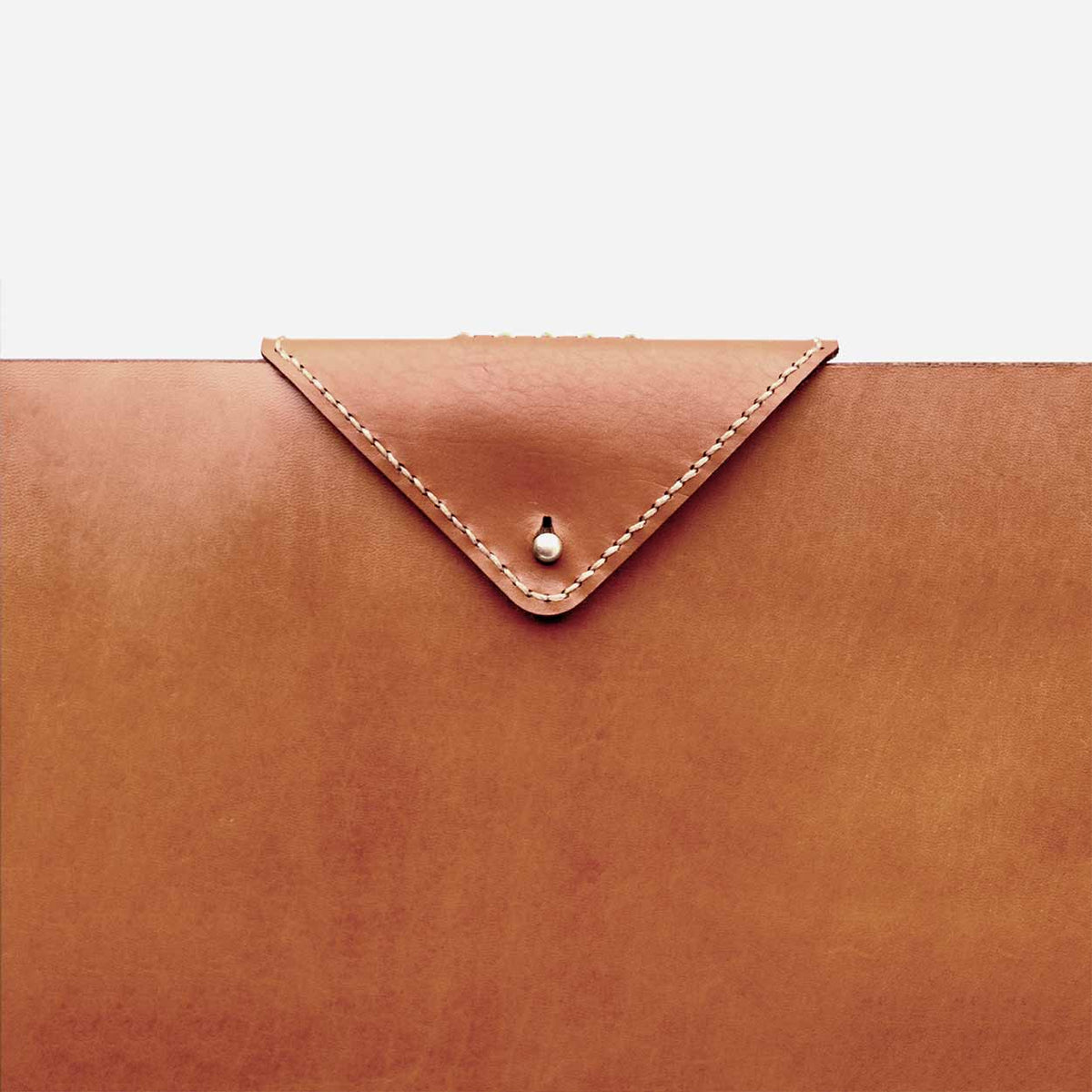 https://cdn.shopify.com/s/files/1/0746/9767/0945/products/the-loyal-workshop-ethical-leather-Laptop-Sleeve-Cognac-1.jpg?v=1683082823