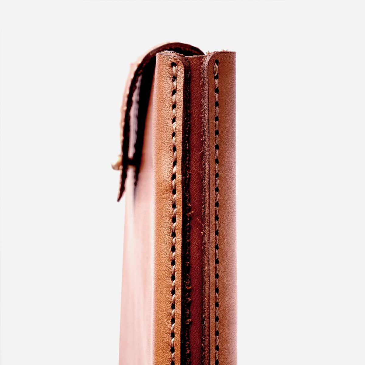 https://cdn.shopify.com/s/files/1/0746/9767/0945/products/the-loyal-workshop-ethical-leather-Laptop-Sleeve-Cognac-2.jpg?v=1683082823