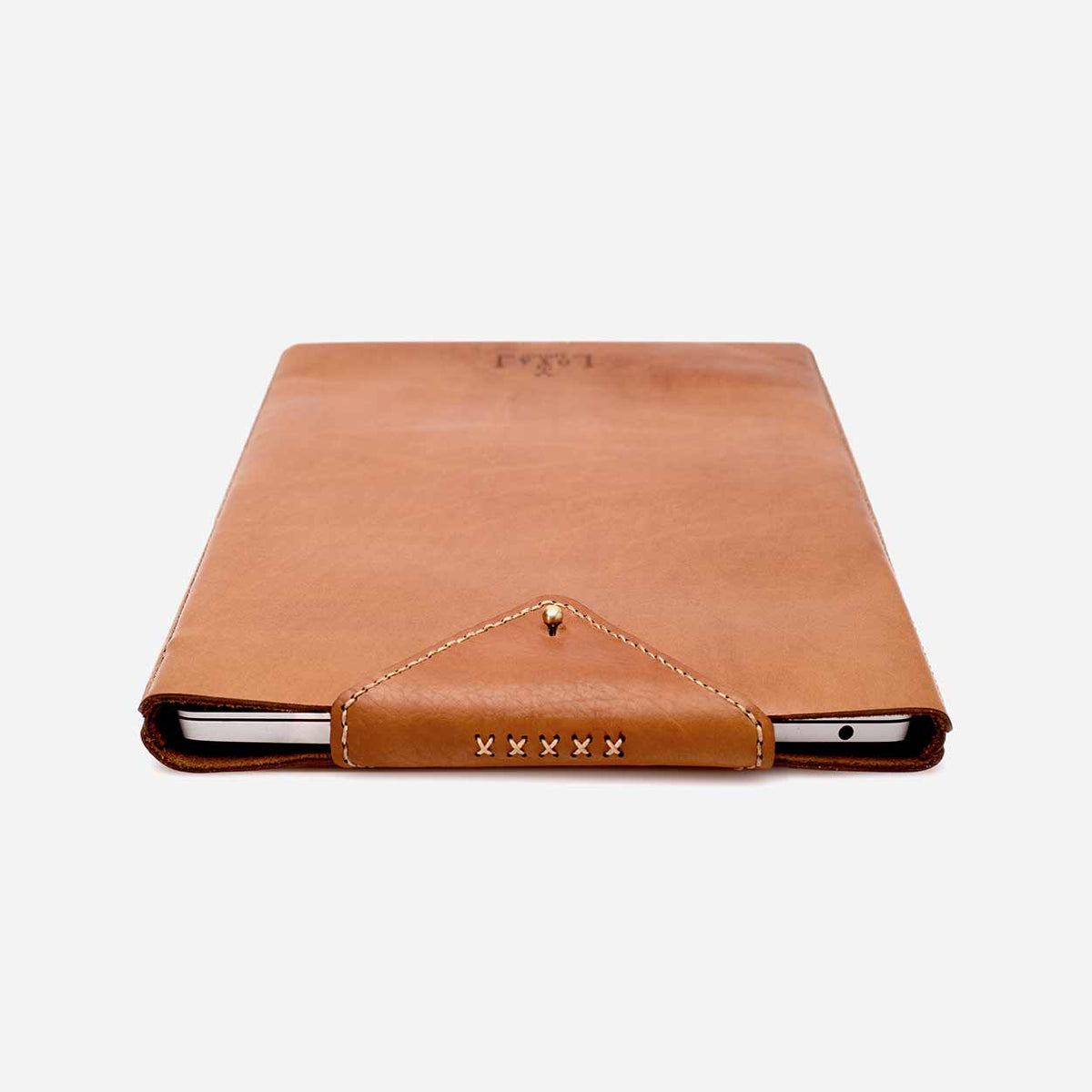 https://cdn.shopify.com/s/files/1/0746/9767/0945/products/the-loyal-workshop-ethical-leather-Laptop-Sleeve-Cognac-4.jpg?v=1683082823