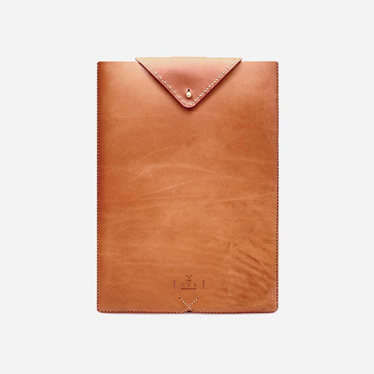 https://cdn.shopify.com/s/files/1/0746/9767/0945/products/the-loyal-workshop-ethical-leather-Laptop-Sleeve-Cognac-5.jpg?v=1683082823