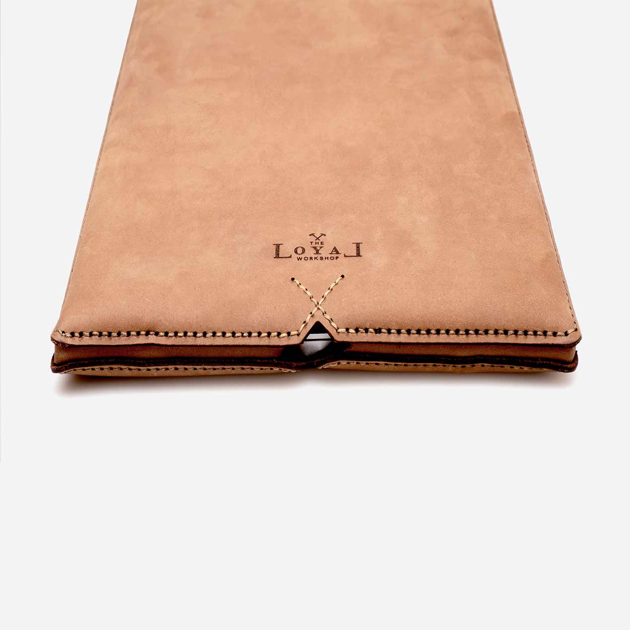 https://cdn.shopify.com/s/files/1/0746/9767/0945/products/the-loyal-workshop-ethical-leather-Laptop-Sleeve-tan-1.jpg?v=1683082814