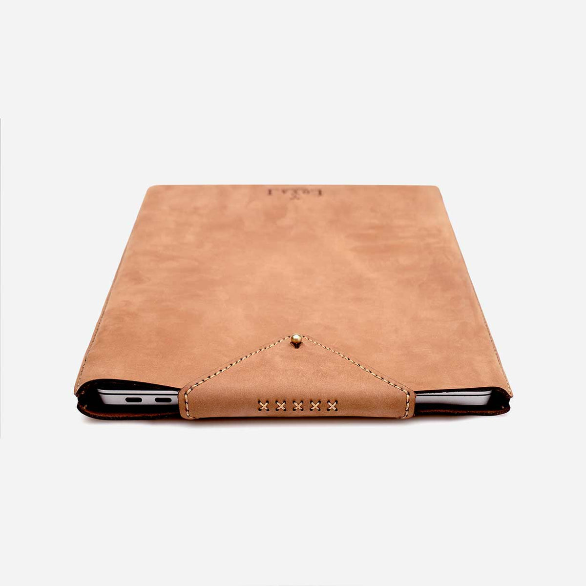 https://cdn.shopify.com/s/files/1/0746/9767/0945/products/the-loyal-workshop-ethical-leather-Laptop-Sleeve-tan-2.jpg?v=1683082814