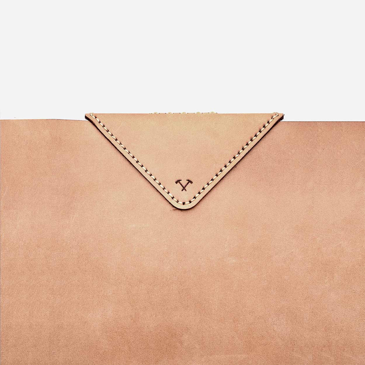 https://cdn.shopify.com/s/files/1/0746/9767/0945/products/the-loyal-workshop-ethical-leather-Laptop-Sleeve-tan-4.jpg?v=1683082814