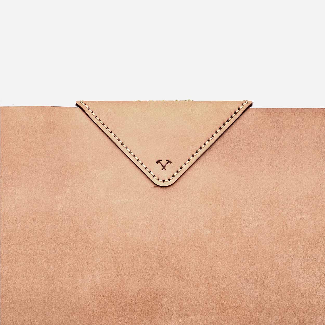 https://cdn.shopify.com/s/files/1/0746/9767/0945/products/the-loyal-workshop-ethical-leather-Laptop-Sleeve-tan-4.jpg?v=1683082814