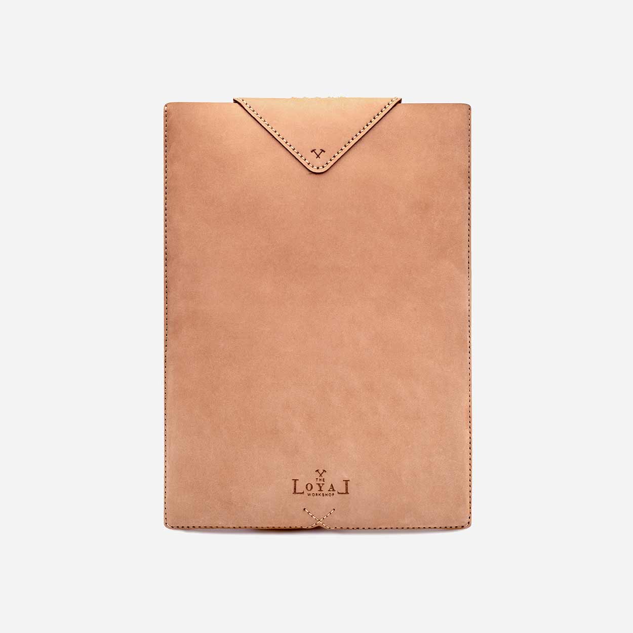 https://cdn.shopify.com/s/files/1/0746/9767/0945/products/the-loyal-workshop-ethical-leather-Laptop-Sleeve-tan-5.jpg?v=1683082814
