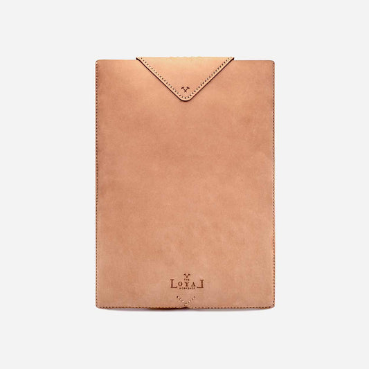 https://cdn.shopify.com/s/files/1/0746/9767/0945/products/the-loyal-workshop-ethical-leather-Laptop-Sleeve-tan-5.jpg?v=1683082814