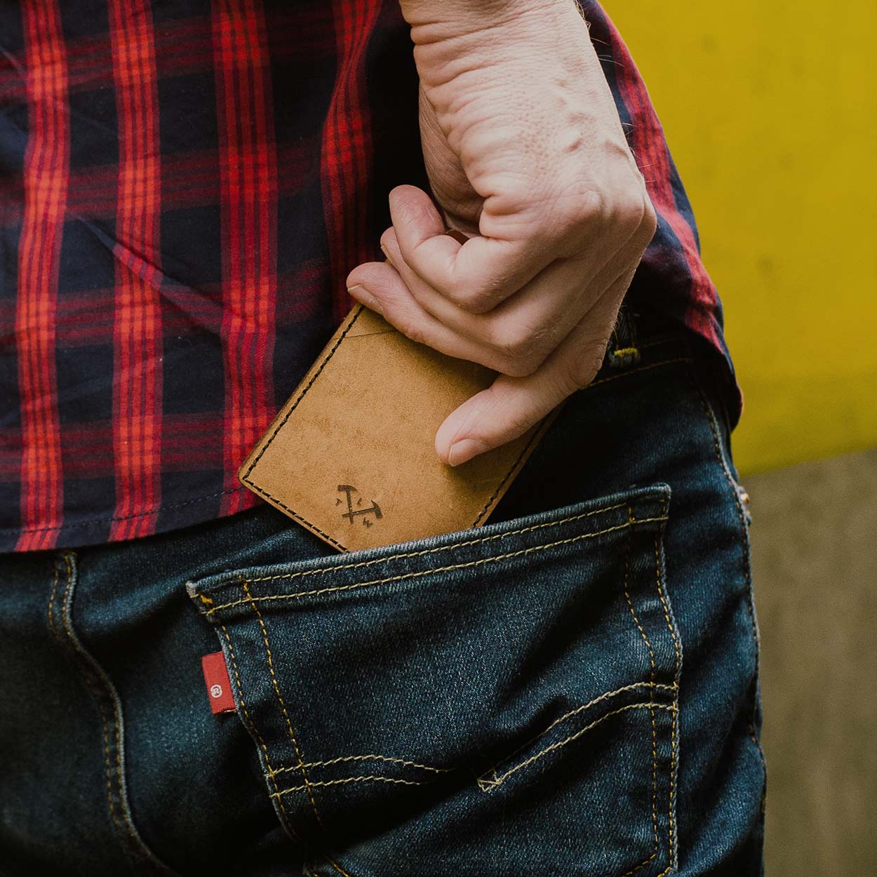 https://cdn.shopify.com/s/files/1/0746/9767/0945/products/the-loyal-workshop-ethical-leather-Oscar-Card-Wallet-life4.jpg?v=1683082889