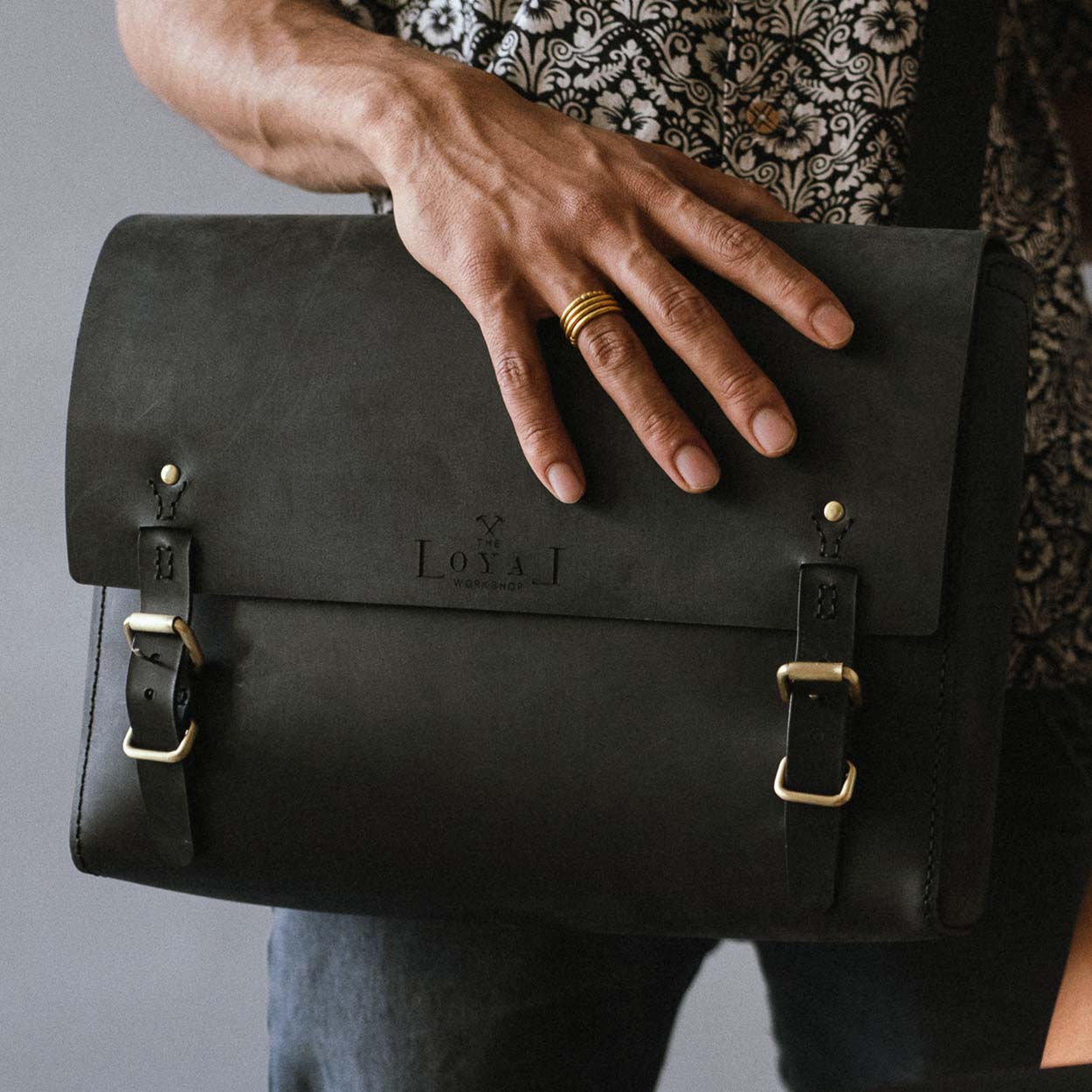 https://cdn.shopify.com/s/files/1/0746/9767/0945/products/the-loyal-workshop-ethical-leather-Products-125.jpg?v=1717579450