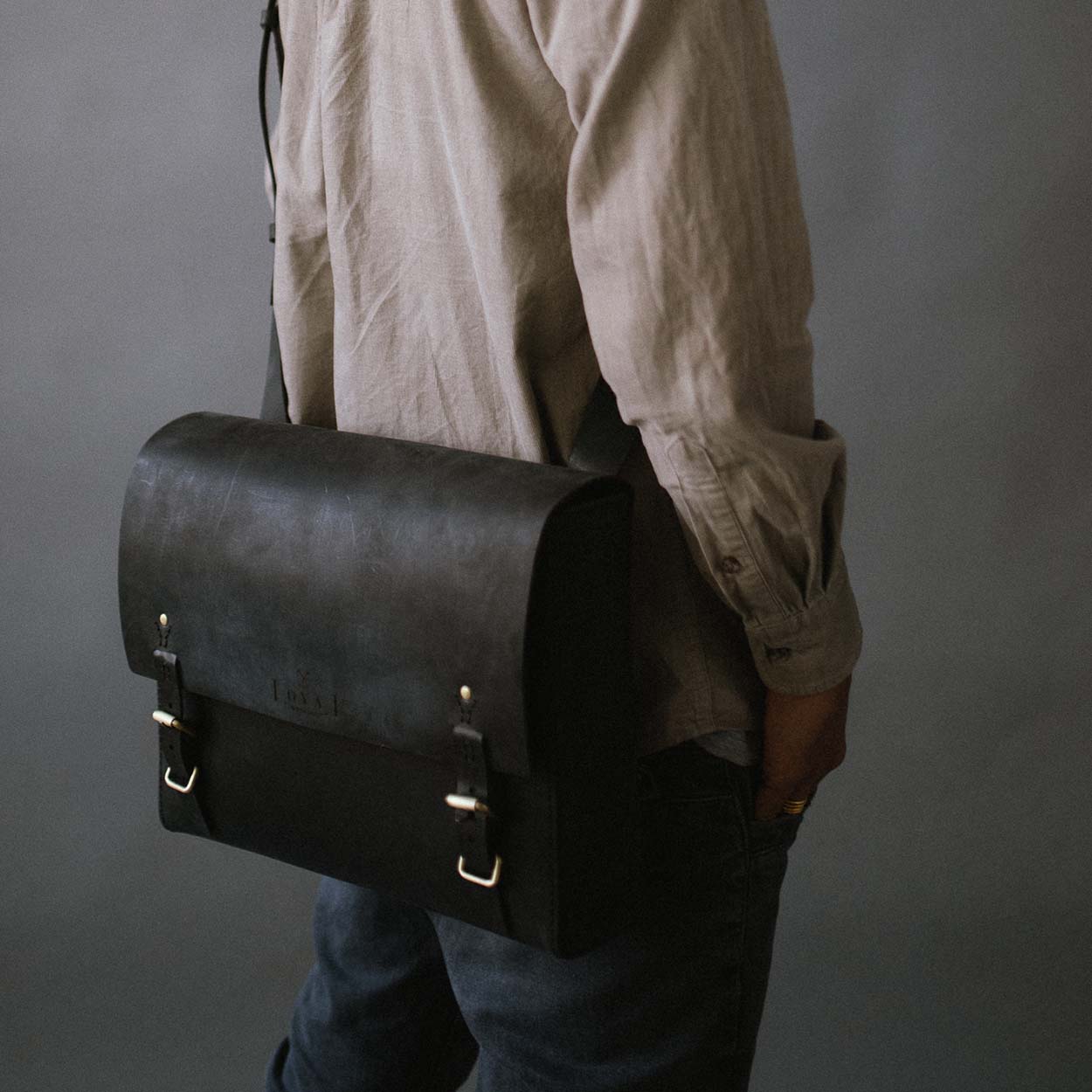 https://cdn.shopify.com/s/files/1/0746/9767/0945/products/the-loyal-workshop-ethical-leather-Products-27.jpg?v=1717579450