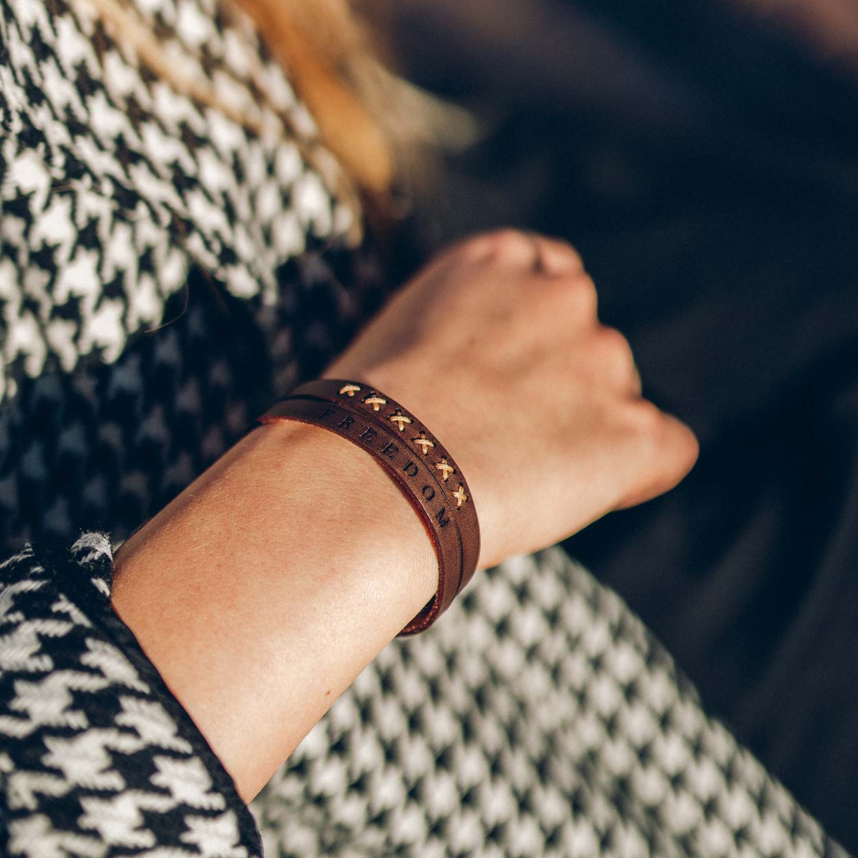 https://cdn.shopify.com/s/files/1/0746/9767/0945/products/the-loyal-workshop-ethical-leather-Products-45.jpg?v=1683082876