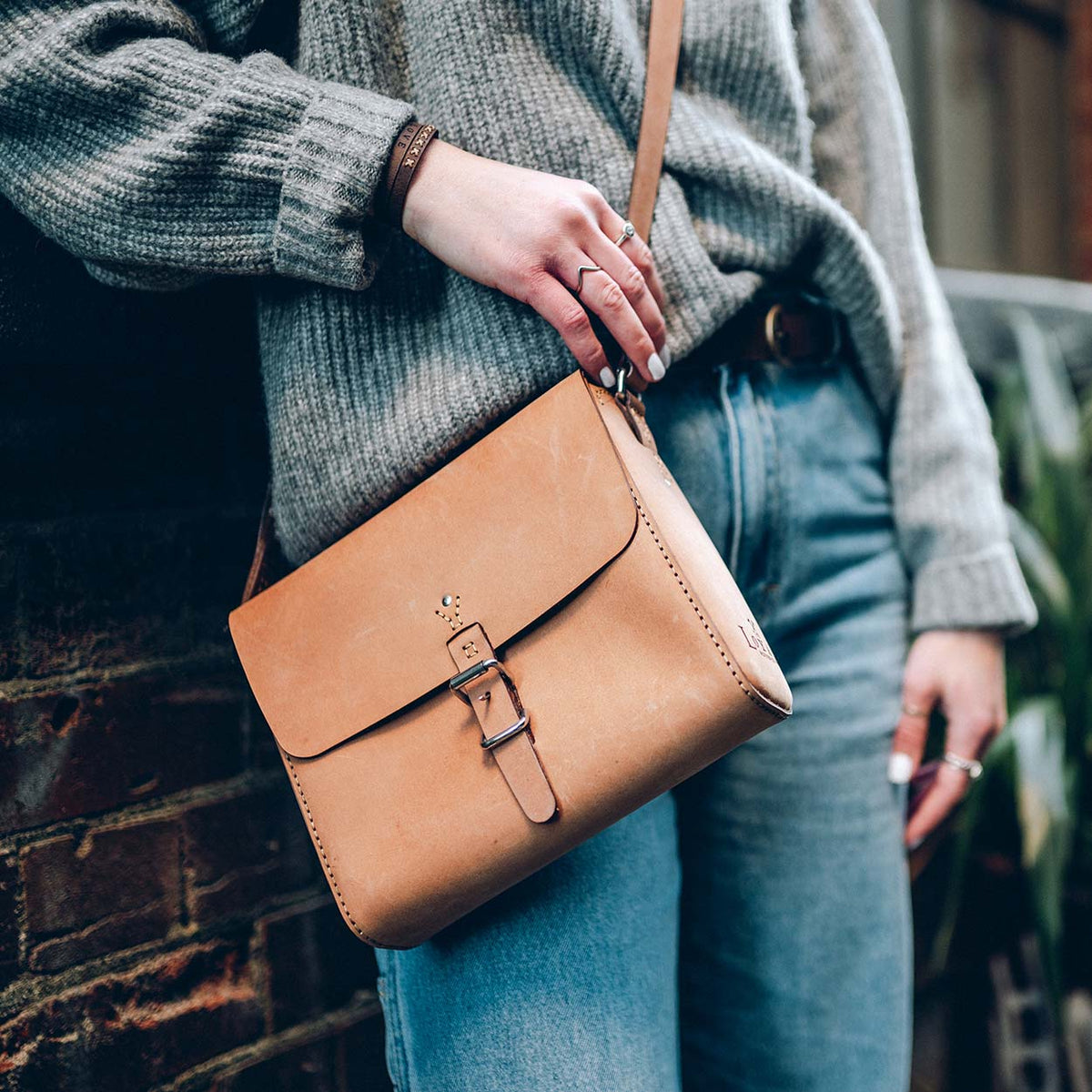 https://cdn.shopify.com/s/files/1/0746/9767/0945/products/the-loyal-workshop-ethical-leather-Products-73.jpg?v=1717578944
