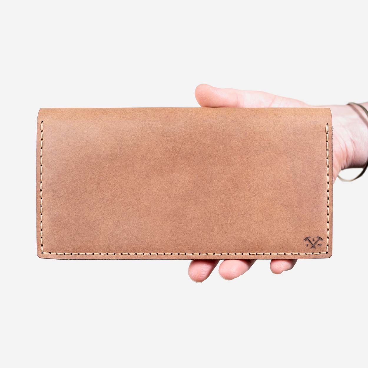 https://cdn.shopify.com/s/files/1/0746/9767/0945/products/the-loyal-workshop-ethical-leather-Products-89.jpg?v=1683082924