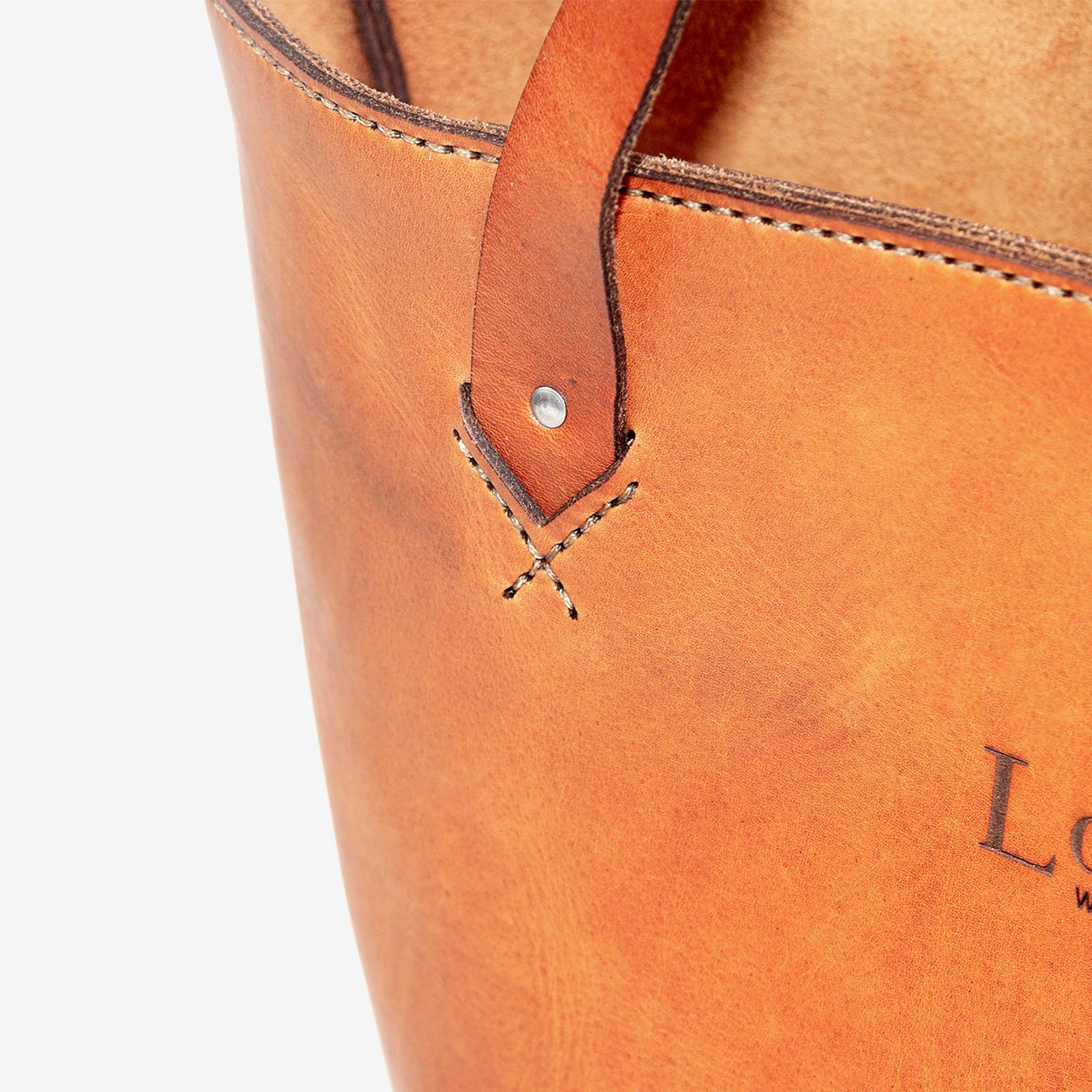 https://cdn.shopify.com/s/files/1/0746/9767/0945/products/the-loyal-workshop-ethical-leather-Rosa-tote-02.jpg?v=1683083051