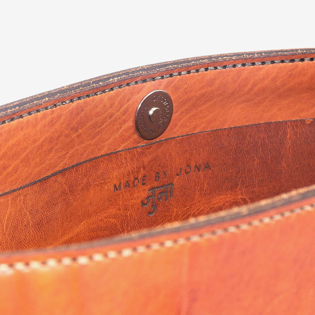 https://cdn.shopify.com/s/files/1/0746/9767/0945/products/the-loyal-workshop-ethical-leather-Rosa-tote-04.jpg?v=1683083051