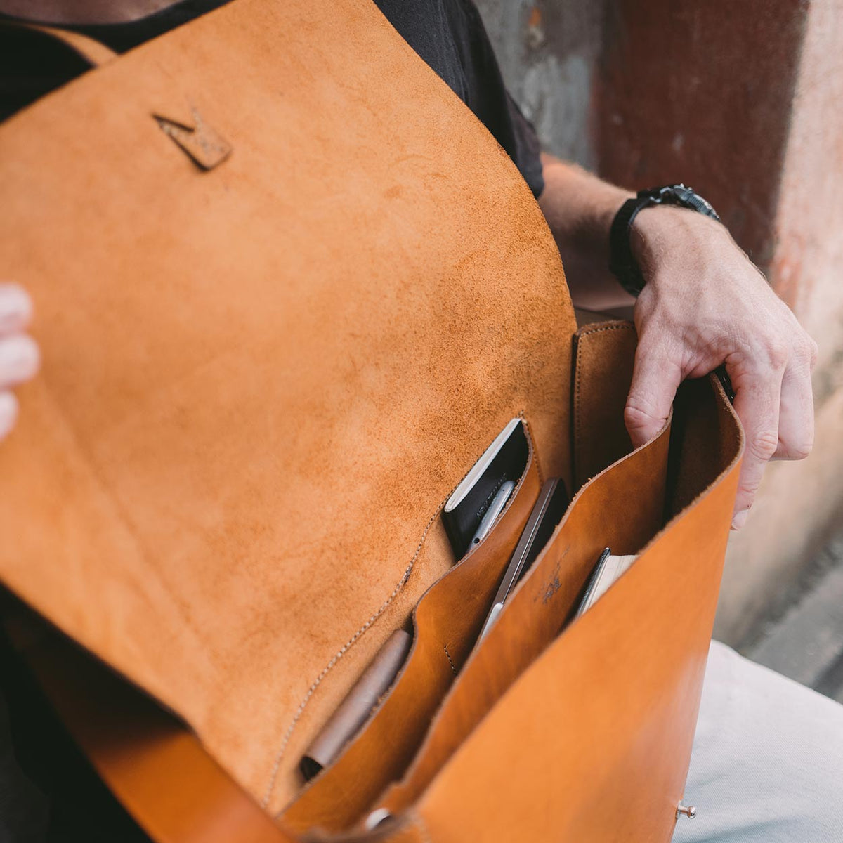 https://cdn.shopify.com/s/files/1/0746/9767/0945/products/the-loyal-workshop-ethical-leather-nelson-messenger-bag-002_1f6c5780-c72c-47cf-a5e5-355f8aa34c44.jpg?v=1717579593