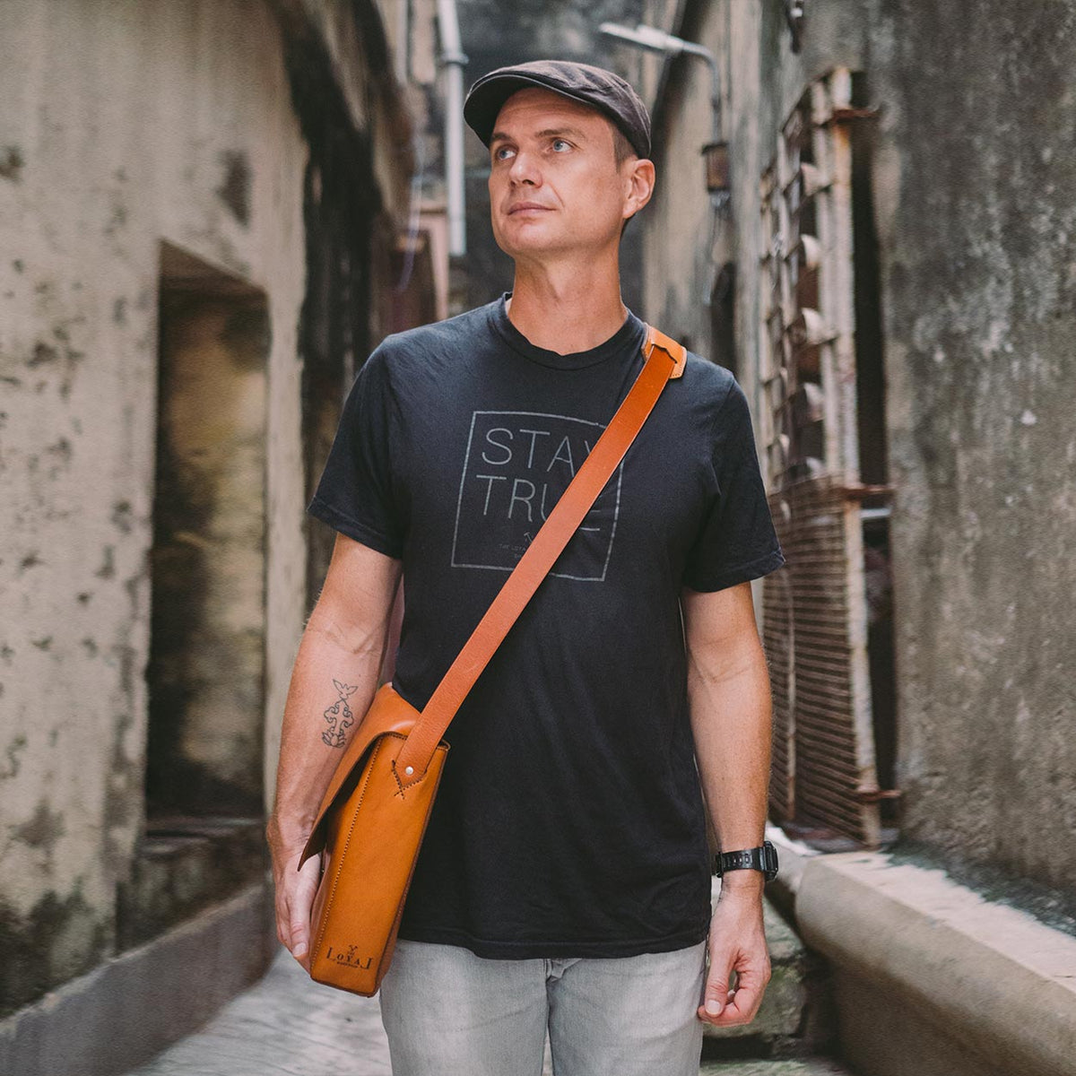 https://cdn.shopify.com/s/files/1/0746/9767/0945/products/the-loyal-workshop-ethical-leather-nelson-messenger-bag-004_bbec2f71-e1ea-45c1-83e3-b30c86f1baf1.jpg?v=1717579589