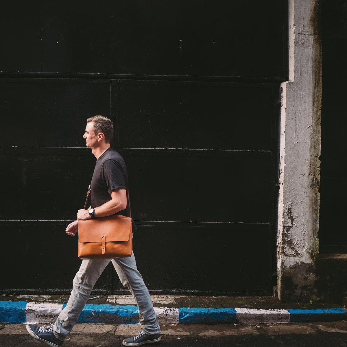 https://cdn.shopify.com/s/files/1/0746/9767/0945/products/the-loyal-workshop-ethical-leather-nelson-messenger-bag-006_e15d84a8-d4d5-43d3-ae89-5505bc8a37e2.jpg?v=1717579589