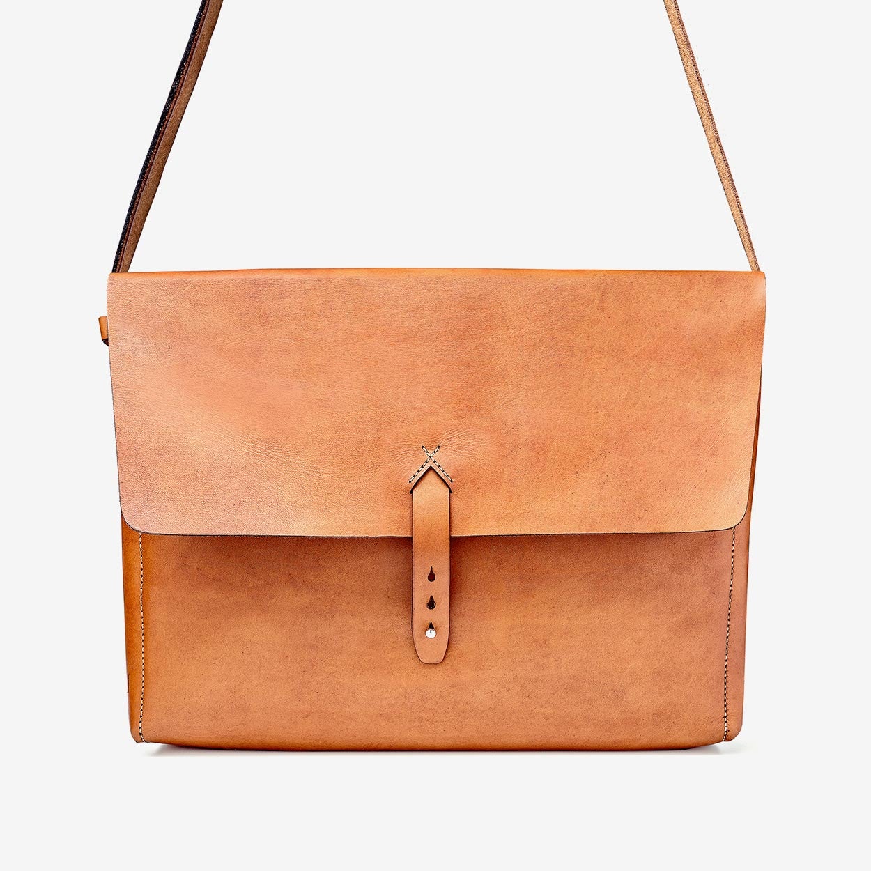 https://cdn.shopify.com/s/files/1/0746/9767/0945/products/the-loyal-workshop-ethical-leather-nelson-messenger-bag-01_545578a0-0223-48ea-84b7-b93a0ced2eca.jpg?v=1683082839