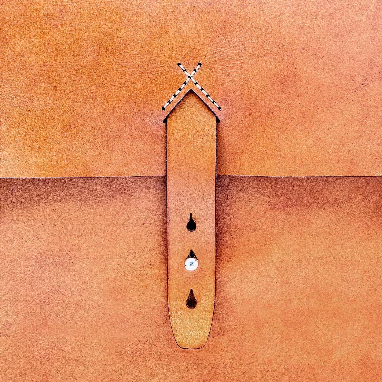 https://cdn.shopify.com/s/files/1/0746/9767/0945/products/the-loyal-workshop-ethical-leather-nelson-messenger-bag-03_043eccfc-31a9-495b-8440-cb53ebb7c8c6.jpg?v=1717579593