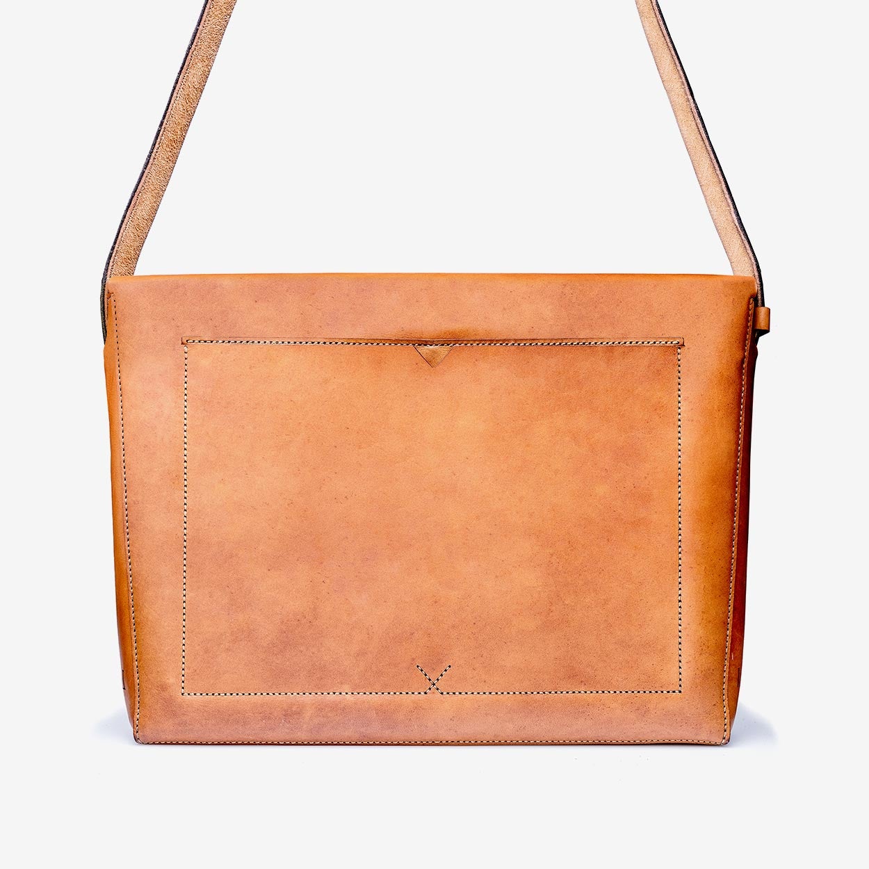 https://cdn.shopify.com/s/files/1/0746/9767/0945/products/the-loyal-workshop-ethical-leather-nelson-messenger-bag-04_9bbb5e2e-97c4-4f05-9b31-175d47bf4085.jpg?v=1717579589
