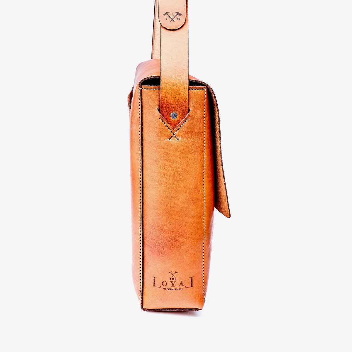 https://cdn.shopify.com/s/files/1/0746/9767/0945/products/the-loyal-workshop-ethical-leather-nelson-messenger-bag-05_ef7a6eed-6b39-4bc6-a061-5faa70942633.jpg?v=1717579589