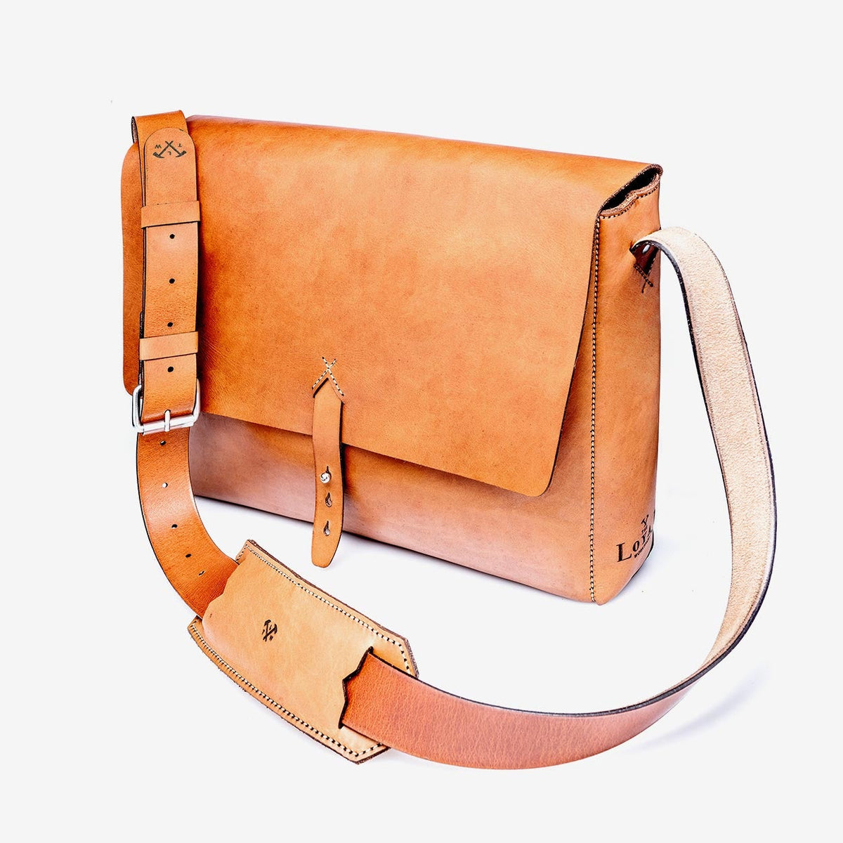 https://cdn.shopify.com/s/files/1/0746/9767/0945/products/the-loyal-workshop-ethical-leather-nelson-messenger-bag-06_e5918645-e692-4bb2-aa57-4b7ce50890e7.jpg?v=1717579593