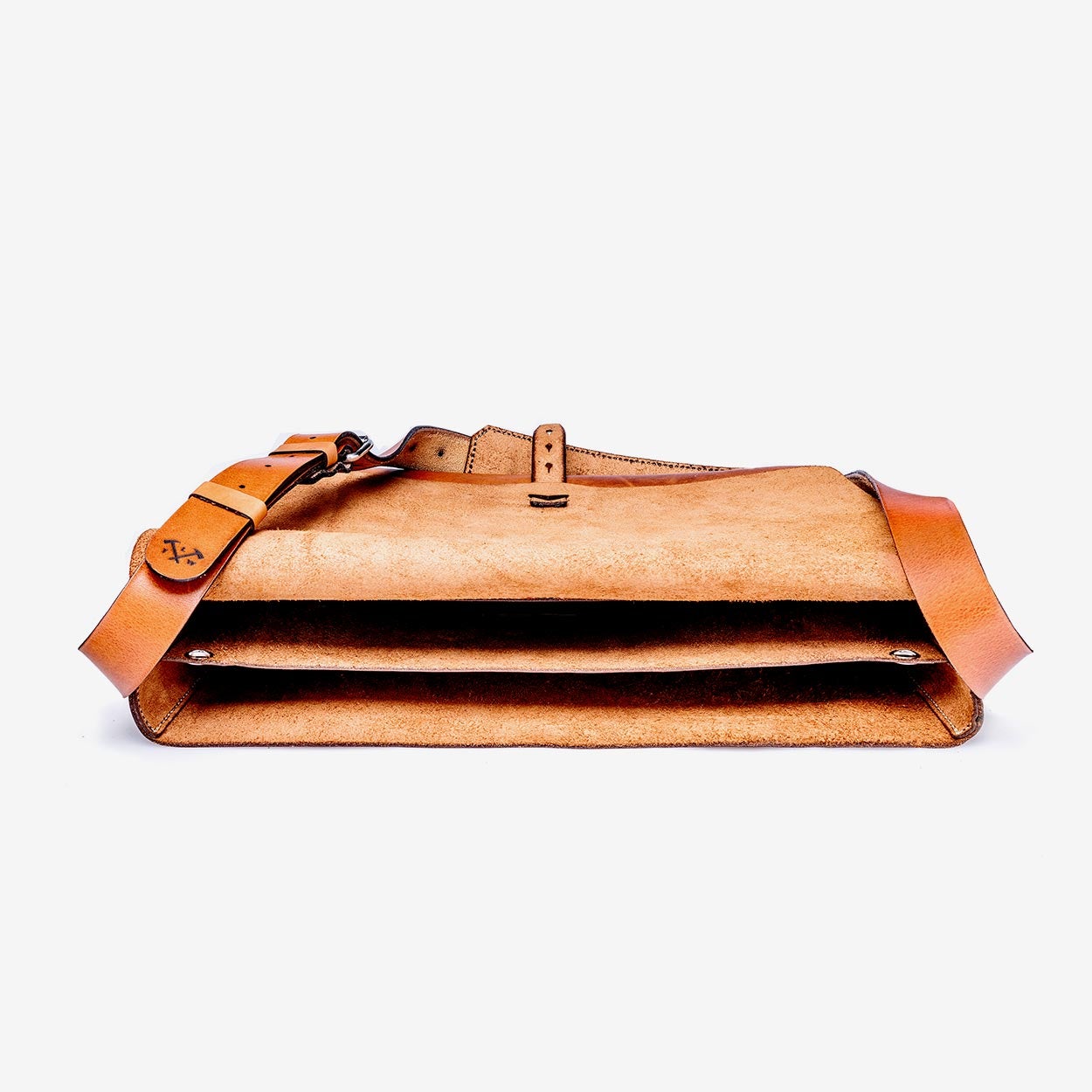 https://cdn.shopify.com/s/files/1/0746/9767/0945/products/the-loyal-workshop-ethical-leather-nelson-messenger-bag-07_4ea6a6d8-6bc7-4ed5-bd00-e8861ab2e520.jpg?v=1717579589
