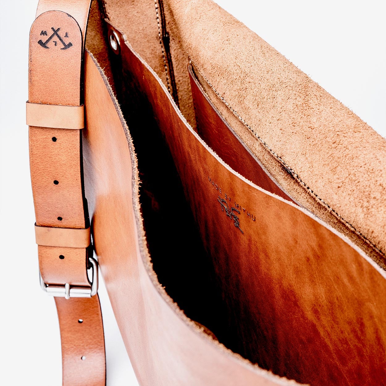 https://cdn.shopify.com/s/files/1/0746/9767/0945/products/the-loyal-workshop-ethical-leather-nelson-messenger-bag-09_d94c1182-73a8-4ec5-b765-16994ed56887.jpg?v=1717579589