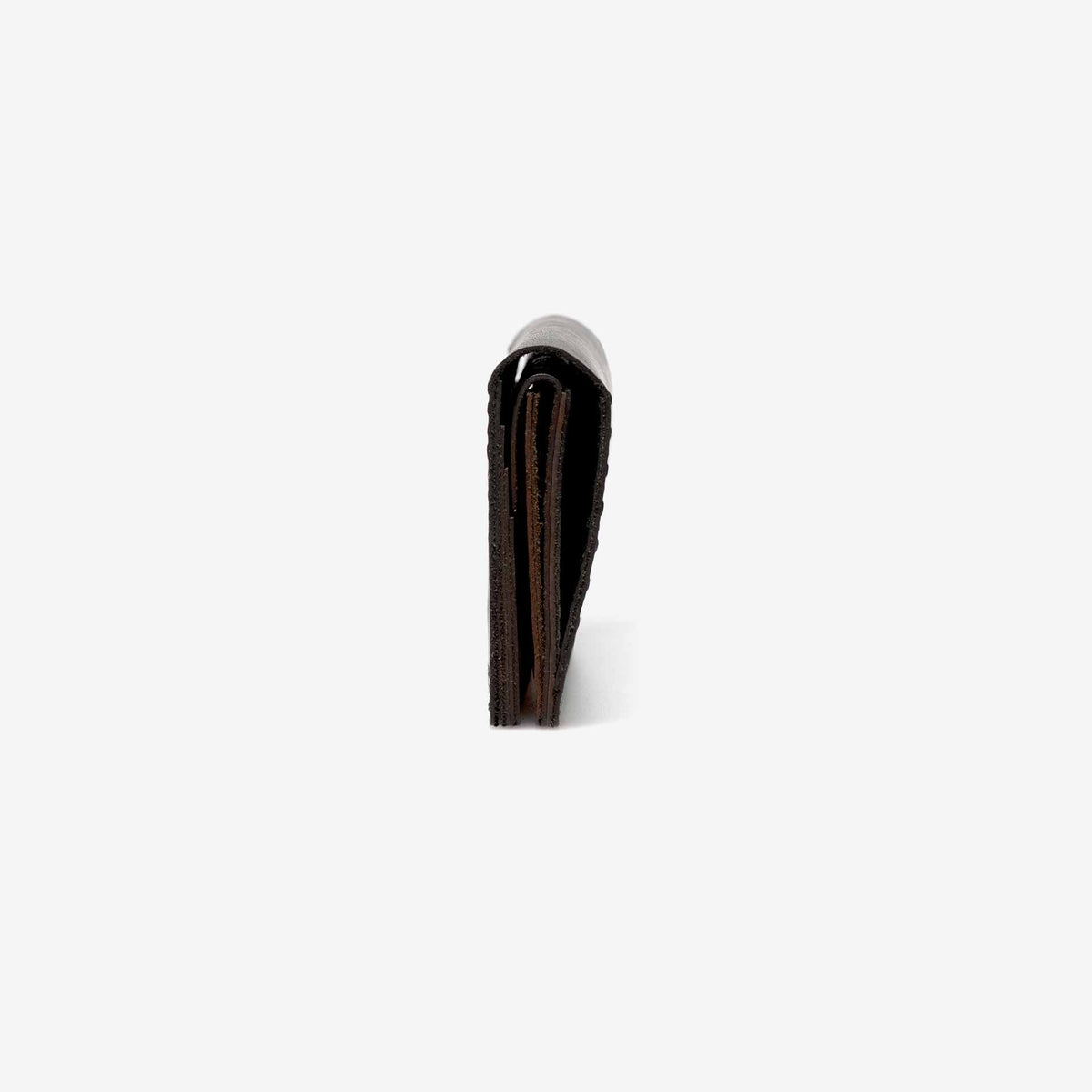 https://cdn.shopify.com/s/files/1/0746/9767/0945/products/the-loyal-workshop-the-alongsider-wallet-Black-02.jpg?v=1683082781