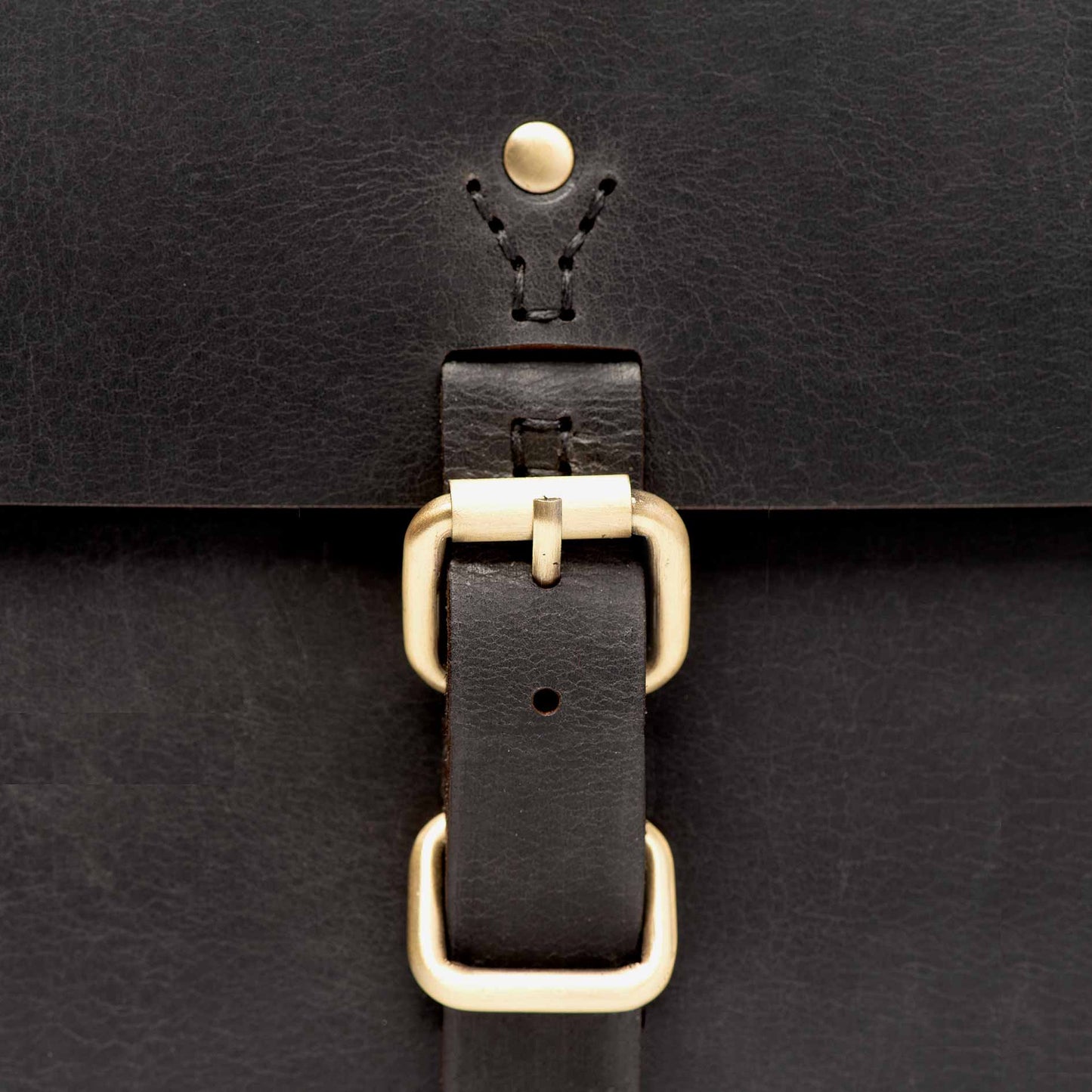 https://cdn.shopify.com/s/files/1/0746/9767/0945/products/the-loyal-workshop-the-companion-satchel-black-05.jpg?v=1717578811