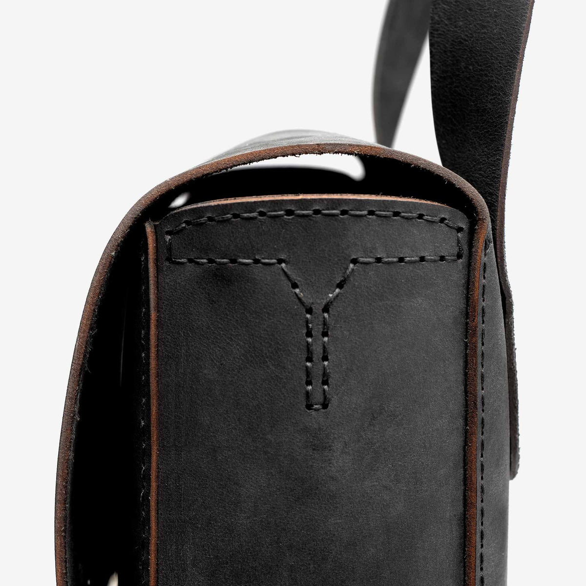 https://cdn.shopify.com/s/files/1/0746/9767/0945/products/the-loyal-workshop-the-goodstead-satchel-black-03.jpg?v=1717579450