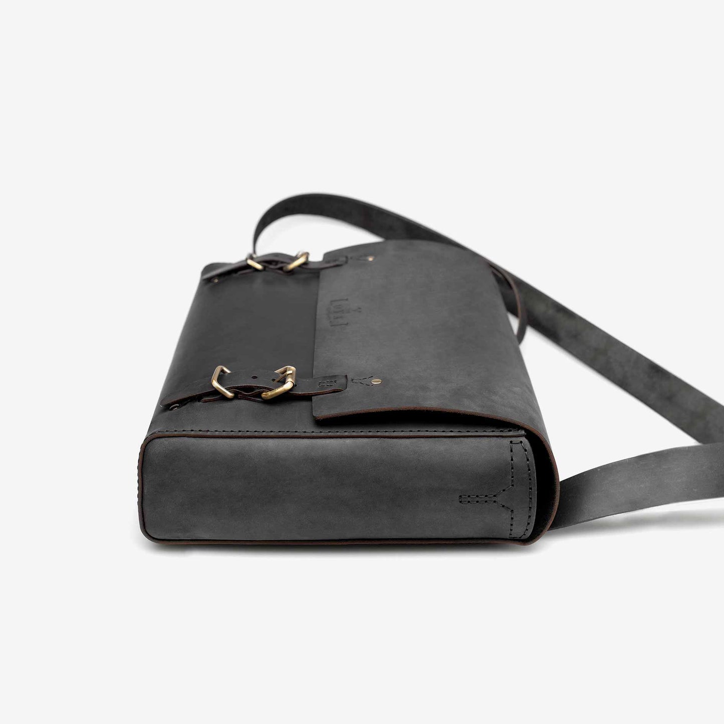 https://cdn.shopify.com/s/files/1/0746/9767/0945/products/the-loyal-workshop-the-goodstead-satchel-black-06.jpg?v=1717579450
