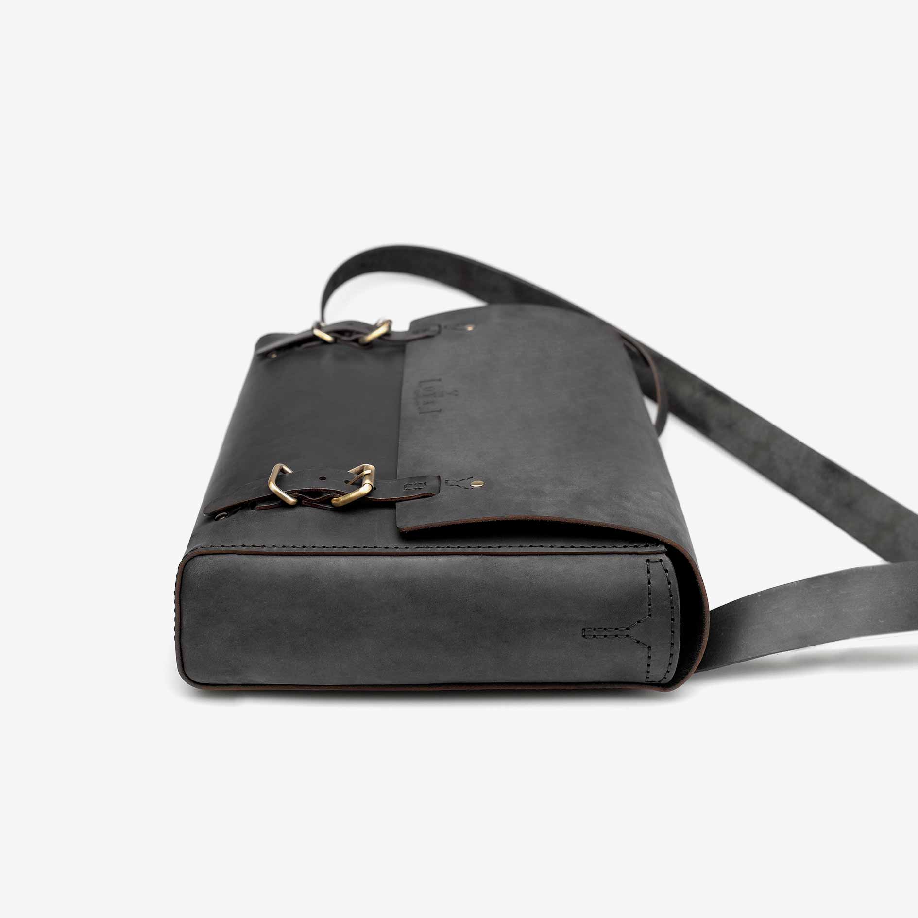 https://cdn.shopify.com/s/files/1/0746/9767/0945/products/the-loyal-workshop-the-goodstead-satchel-black-06.jpg?v=1717579450